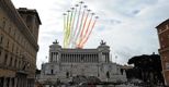 La trappola di credere che non siamo una nazione. Nella foto le Frecce tricolori volano sull'Altare della Patria in piazza Venezia a Roma (Ansa) 