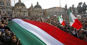 Una lunga bandiera tricolore percorre le strade di Roma durante la manifestazione "C DAY" per la difesa della costituzione il 12 marzo 2011 (ANSA/ALESSANDRO DI MEO) 