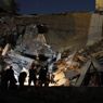 I danni a un ufficio ministeriale a Tripoli bombardato nella notte dalle forze della coalizione (AP Photo/Jerome Delay) 