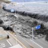 In Giappone 22mila tra morti e dispersi. Nella foto l'onda dello tsunami nella citt di Miyako (Reuters) 