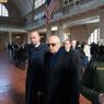 Nella foto il Presidente della Repubblica Giorgio Napolitano nel corso della visita a Ellis Island (Ansa) 