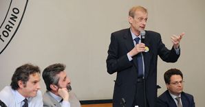 Fassino rinuncia all'immagine e si affida al mesaggio (Ansa) Fassino rinuncia all'immagine e si affida al mesaggio (Ansa)
