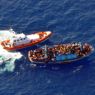 Il primo barcone di migranti in arrivo a Lampedusa (Ansa) 