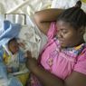 Un madre liberiana con il figlio nato da poco (Olycom) 