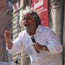 Beppe Grillo durante la manifestazione del Movimento Cinque stelle, a sostegno della candidatura a sindaco di Massimo Bugani, il 7 maggio 2011 in piazza Maggiore a Bologna (ANSA) 