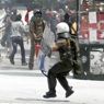 Atene al voto decisivo. La Ue: non c' un piano B. Nella foto un dimostrante indossa una maschera anti-gas durante gli scontri per le strade di Atene contro il piano di austerity (Reuters) 