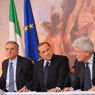 Maurizio Sacconi, Silvio Berlusconi e Paolo Romani durante la conferenza stampa (Imagoeconomica) 