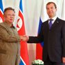Il leader nordcoreano Kim Jong Il stringe la mano al presidente russo Dmitry Medvedev (Ap) 
