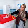 Un Piano Marshall per Tunisi e Il Cairo. Nella foto una donna al voto in un seggio elettorale a Tunisi  (Reuters) 
