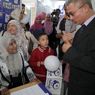 Islamici senza rivali in Tunisia. Nella foto sostenitori di Ennahda accolgono con soddisfazione i primi risultati del voto che vede in testa il partito islamico (AP Photo) 