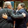 Accordo Ue al taglio del 50% dei bond greci. Nella foto il presidente dell'Eurogruppo, Jean-Claude Juncker (a sinistra) saluta il presidente della Commissione Ue, il portoghese Jos Manuel Barroso, all'eurosummit di Bruxelles (LaPresse) 