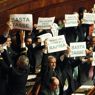 Protesta tra i banchi della Lega durante l'intervento del Presidente del Consiglio Mario Monti in aula del Senato (Ansa) 