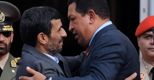 Il presidente iraniano Mahmoud Ahmadinejad abbraccia il venezuelano Hugo Chavez (Afp) 