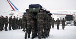 Soldati francesi portano le bare dei commilitoni uccisi (Afp) 