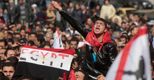 Tifosi di calcio gridano slogan durante una protesta in Piazza Sfinge al Cairo dopo la strage (LaPresse) 