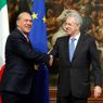 Il segretario generale dell'Ocse Angel Gurria stringe la mano a Mario Monti (LaPresse) 