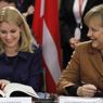 Il cancelliere tedesco Angela Merkel e il primo ministro danese Helle Thorning Schmidt (Epa) 