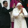 Papa Benedetto XVI insieme all'aiutante di camera, Paolo Gabriele (Ansa) 