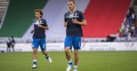 Nella foto Leonardo Bonucci  (a destra) e Andrea Pirlo durante una delle ultime sessioni di allenamento in vista del debutto degli azzurri a Euro 2012 (AFP Photo) 
