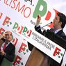 Nella foto il sindaco di Firenze, Matteo Renzi (a destra), e iil leader del Pd, Pierluigi Bersani (Imagoeconomica) 