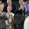 Il presidente Michel Platini con Mario Balotelli, mentre il premier italiano Mario Monti lo applaude durante la cerimonia di premiazione di Uefa Euro 2012  (Ansa) 
