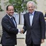 Francois Hollande e Mario Monti (Epa) 