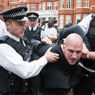 Il fermo di un dimostrante pro-Assange di fronte all'ambasciata londinese dell'Ecuador (Afp) 