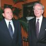 Nella foto Silvio Berlusconi (a sinistra) con il magnate australiano, Rupert Murdoch (Ansa) 