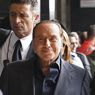 Nella foto Silvio Berlusconi al suo arrivo alla Stazione Termini di Roma con il Frecciarossa (Ansa) 