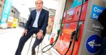 Bersani parte per le Primarie e fa benzina a Bettola, suo paese natale. Renzi polemizza sulle regole 