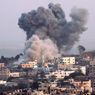Una delle esplosioni sulla citt di Gaza durante i raid aerei israeliani (Epa) 