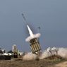 Un missile israeliano lanciato dal sistema di difesa Iron Dome per intecettare un missile lanciato da Gaza (Afp) 