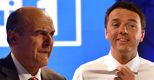 Il segretario del Pd, Pier Luigi Bersani (a sinistra) e il sindaco di Firenze Matteo Renzi negli studi Rai prima del faccia a faccia di ieri sera (AFP Photo) 