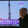 Un uomo della Corea del Sud passa davanti un reportage televisivo sul lancio di un razzo della Corea del Nord. (Reuters) 