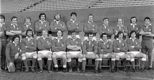 Una formazione del grande Galles degli anni 70.In prima fila, il quarto da sinistra  JPR Williams, quello con il pallone  Phil Bennett  e il terzo da destra  Gareth Edwards, considerato il miglior giocatore di rugby di tutti i tempi (Corbis) 