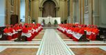 2005: i Cardinali elettori riuniti nella Cappella Sistina (LaPresse) 