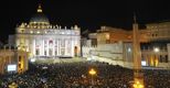 Nella foto la folla radunata in Piazza San Pietro in attesa del nuovo Pontefice (AFP Photo) 