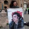 Patrizia Moretti in strada con l'immagine di Federico, il figlio ucciso a calci e pugni nel 2005 da un gruppo di agenti di Polizia (Ansa) 
