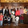 Il Ministro dell'integrazione Cecile Kyenge posa insieme al sindaco Giorgio Pighi (con la fascia tricolore) dopo aver conferito la cittadinanza Italiana ad alcuni stranieri residenti a Modena (Ansa) 
