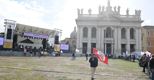 Nella foto gli ultimi prepartivi per il comizio del candidato a sindaco di Roma per il Pd Ignazio Marino a Piazza San Giovanni (Ansa) 