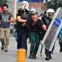 Turchia, il Governo minaccia il ricorso all'esercito (dei tre golpe): 400 arresti - Foto - Il muezzin ed Erdogan. Cancellazioni nel turismo