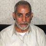 Il leader dei Fratelli Musulmani, Mohammed Badie, fotografato appena dopo l'arresto (Reuters) 