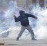 Tafferugli tra manifestanti e forze dell'ordine in piazza Castello a Torino (Reuters) (ANSA)