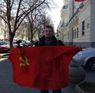 Un ragazzo mostra la bandiera sovietica sulla via Lenin di Sebastopoli 