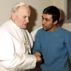 Papa Giovanni Paolo II mentre parla con il suo attentatore Mehmet Alì Agca (Ansa) (ANSA)