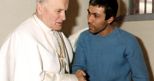 Papa Giovanni Paolo II mentre parla con il suo attentatore Mehmet Alì Agca (Ansa) (ANSA)
