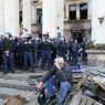 Un uomo seduto davanti alla Casa dei sindacati dei sindacati di Odessa dopo il rogo del 2 maggio (Reuters) (REUTERS)