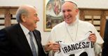 Papa Francesco con il presidente della Fifa, Joseph Blatter (Afp) 