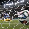 Il pallone si insacca sul tiro di Marchisio che ha realizzato la rete con la quale l'Italia si  portata in vantaggio sull'Inghilterra (AP Photo) (AP)
