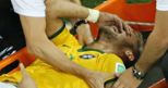 Neymar viene portato via in barella   dopo l'infortunio durante la partita vinta dal Brasile contro la Colombia (Reuters) (AFP)